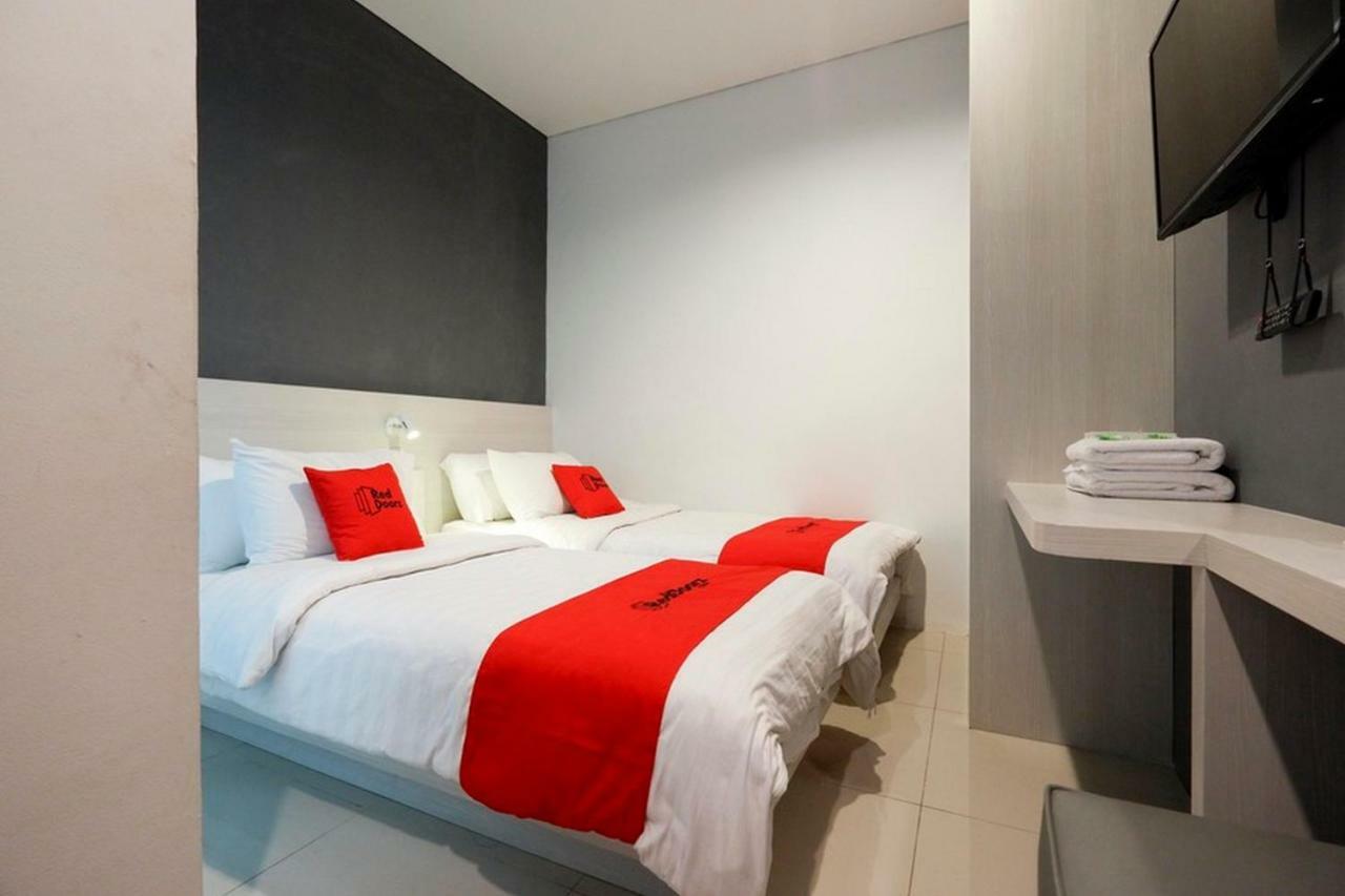 Reddoorz Plus Near Ciputra Mall Simpang Lima Semarang Exterior photo